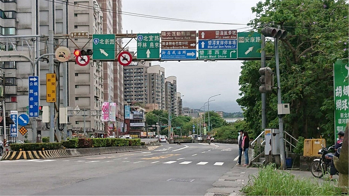 部分牌面老舊掉漆或重複多餘，且資訊未適當整併而過於密集。 圖：新北市交通局提供