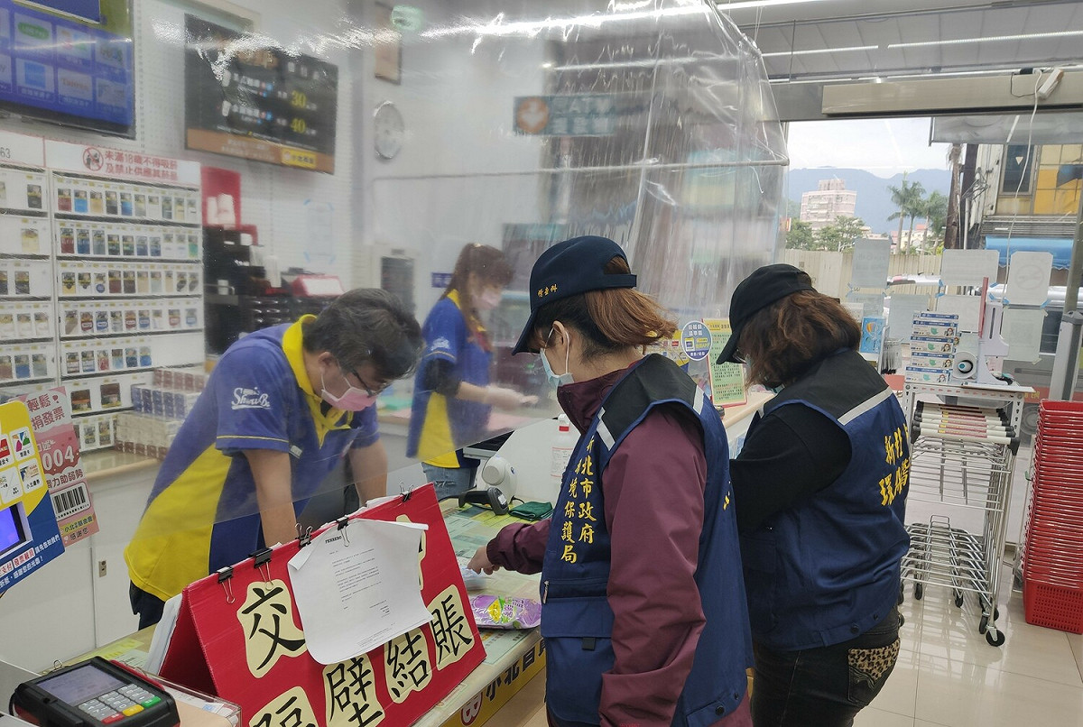 環保局人員向業者宣導販賣環境用藥商品應注意事項。