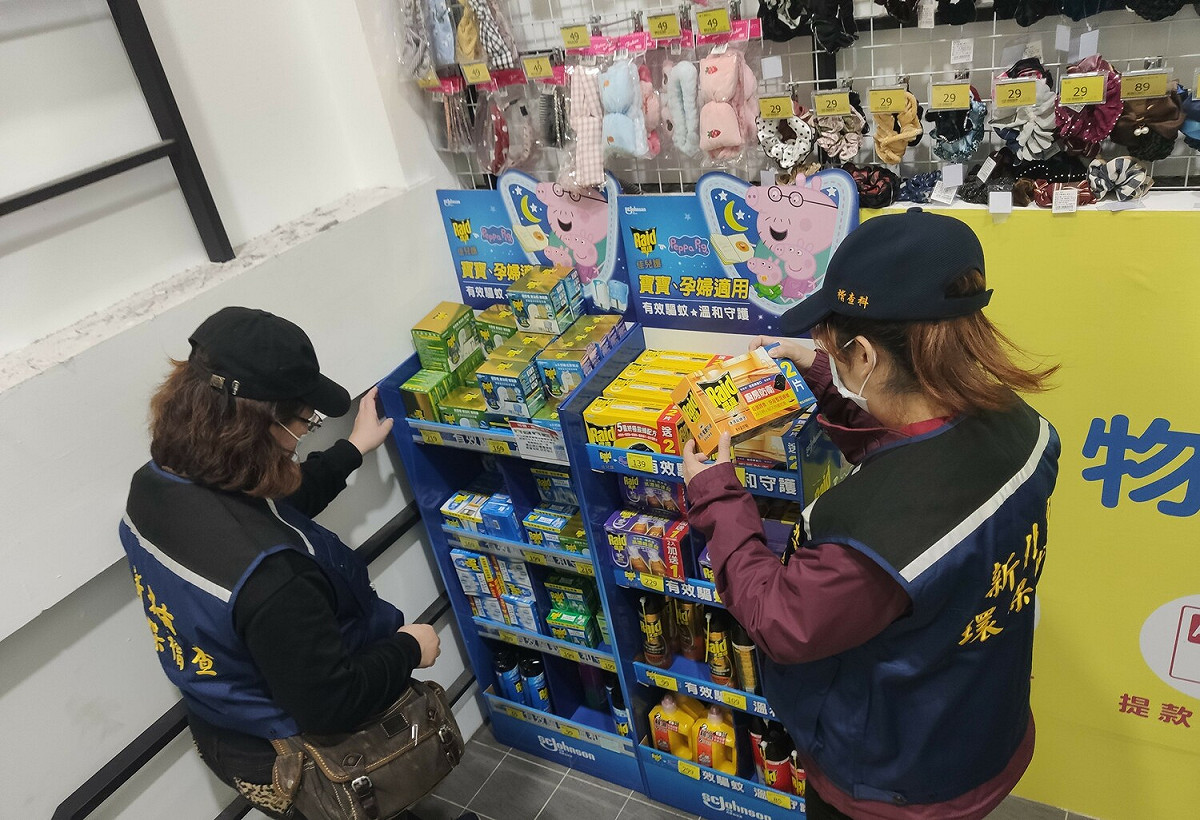 環保局人員進行環境用藥商品稽查。