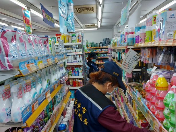 環保局人員於實體店家進行稽查。