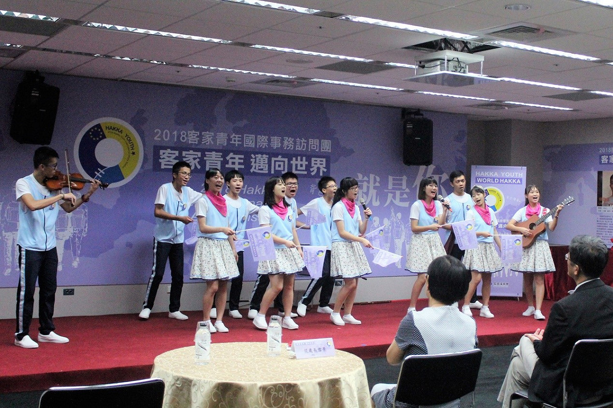 107年客家青訪團在授證典禮展演。 圖：客家青少年國際事務訪問團提供