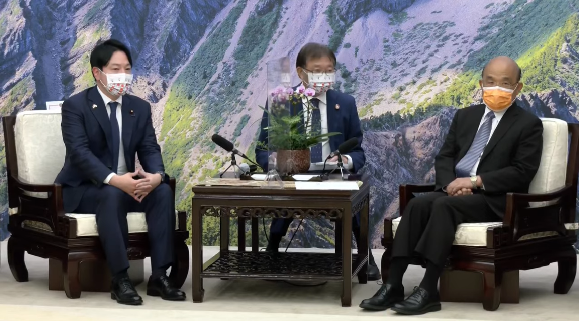 日本自民黨青年局局長小倉將信（OGURA Masanobu）議員昨日率團訪台，今（4）天下午訪團到行政院拜會行政院長蘇貞昌。 圖：擷自直播畫面
