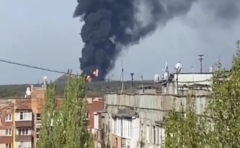 頓涅茨克（Donetsk）東部馬凱耶夫卡（Makiibka）的一處石油基地遭到烏軍攻擊。該基地內 4 個單位容量為 5000 噸的儲油罐發生火災，救援人員已前往現場。 圖：截自推特@nexta_tv