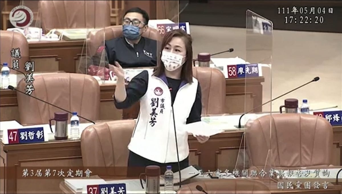 新北市議員劉美芳今在議會質詢，呼籲衛生局應盡快研擬新北市快篩劑補貼的方案。 圖：劉美芳辦公室提供