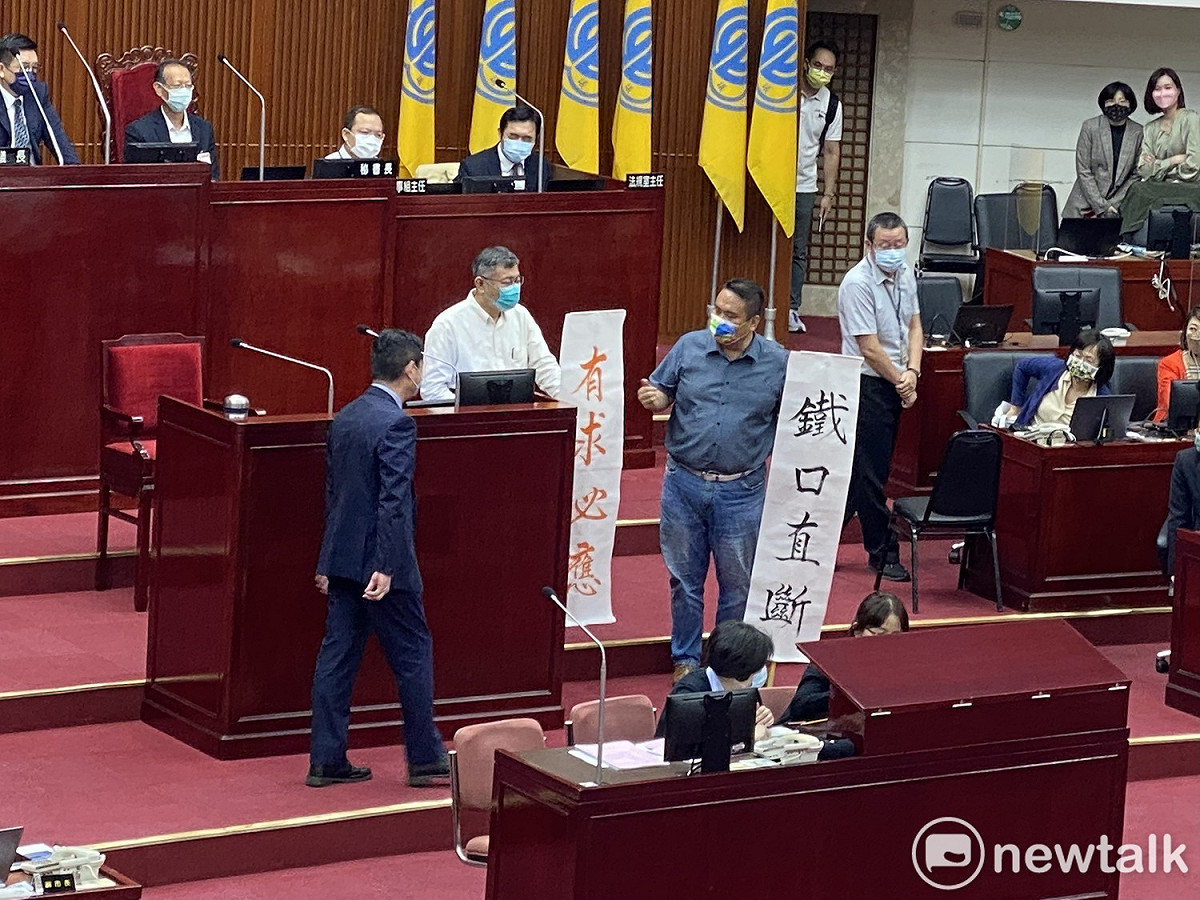 國民黨台北市議員陳重文贈「鐵口直斷」、「有求必應」布條給台北市長柯文哲。 圖：周煊惠 / 攝