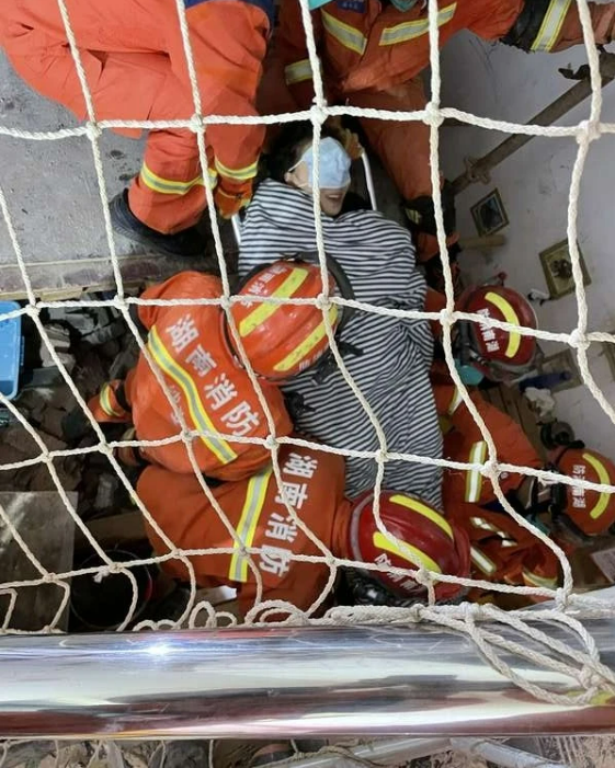 湖南長沙受困於廢墟下88小時的21歲女孩被消防人員成功救出。 圖 : 截自大陸網站