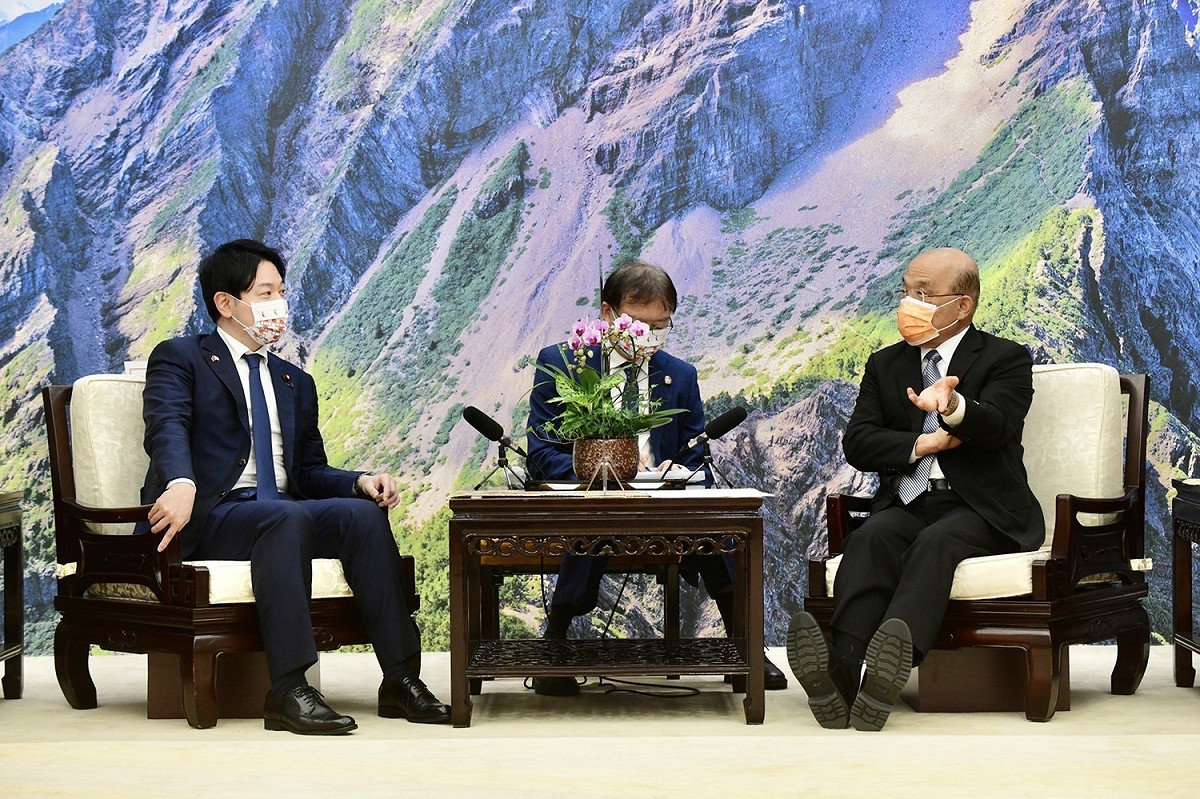 日本「自民黨青年局」訪團3日抵台訪問，昨（4）天下午拜會行政院長蘇貞昌，今（5）早驚傳有1名成員PCR確診。 圖：行政院提供