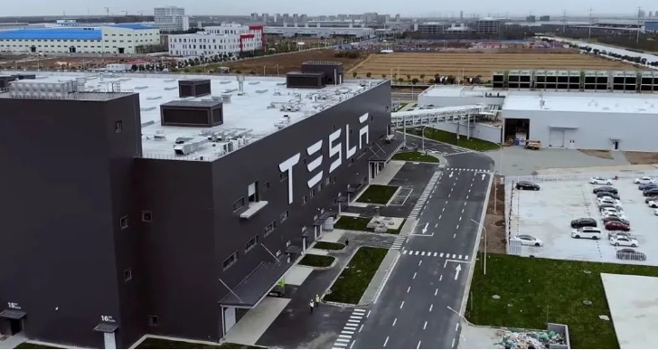 美國電動車大廠特斯拉 (TSLA-US) 第 2 季財報顯示，上海廠完成設備升級後，年產能一口氣擴大至逾 75 萬輛，成為特斯拉年產能最高的「超級工廠」。（圖為上海特斯拉工廠）