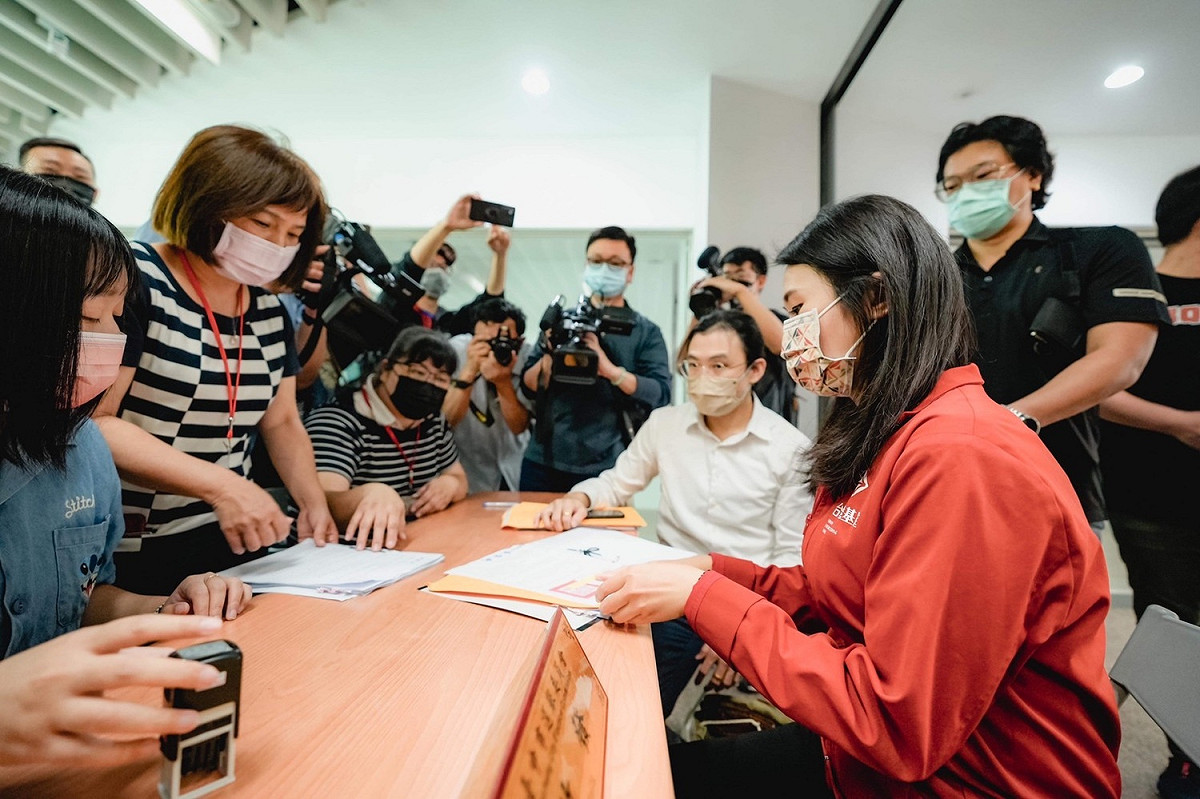 定台灣基進黨組織部主任李雨蓁今天前往台中市選委會遞交訴願書。 圖：台灣基進提供