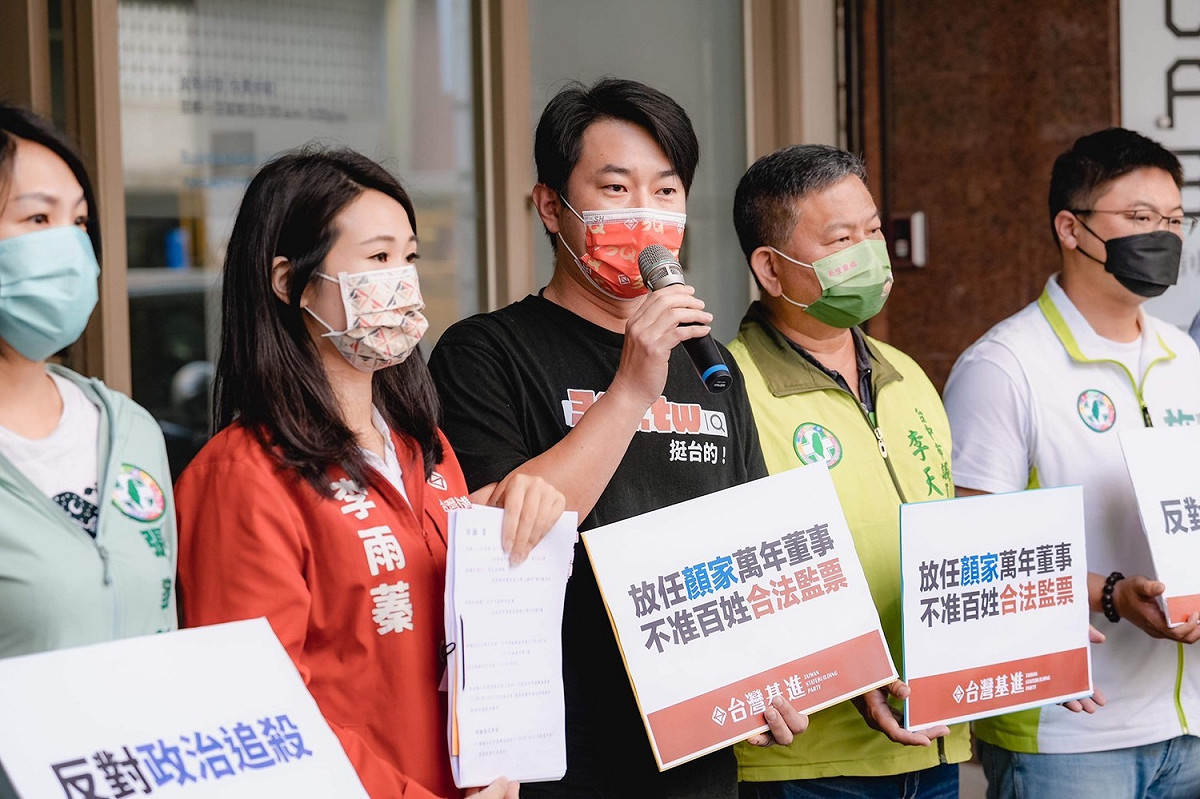 前立委陳柏惟（中）提出三項質疑，要求台中市長盧秀燕出來面對。 圖：台灣基進提供