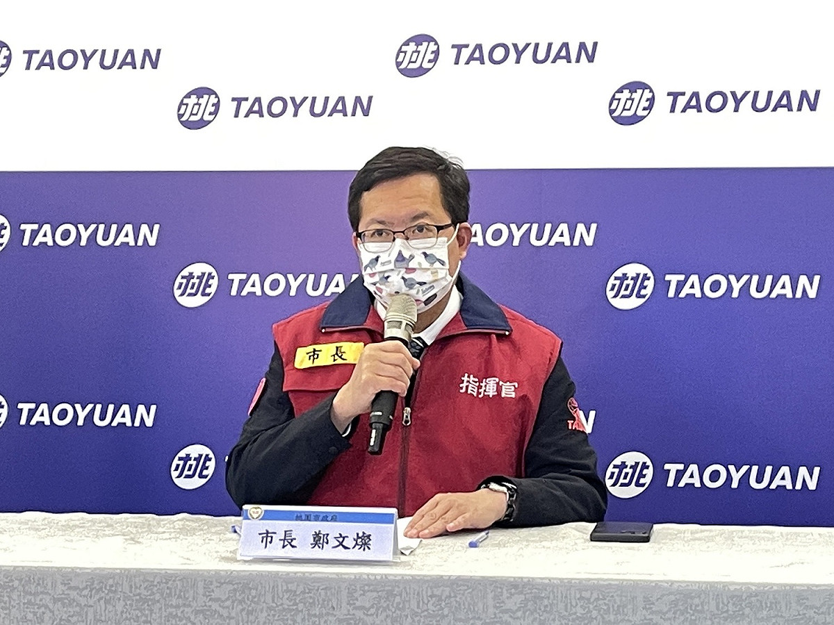 鄭文燦說明工廠移工若確診，需就地居隔，與健康者分區居住。 圖：桃園市政府/提供
