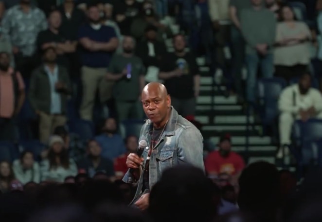 美國喜劇演員戴夫夏普爾（Dave Chappelle）3 日晚間演出脫口秀時，一名男子衝上台作勢要攻擊，立刻遭保全人員制伏。 圖：擷取自戴夫夏普爾（Dave Chappelle）IG