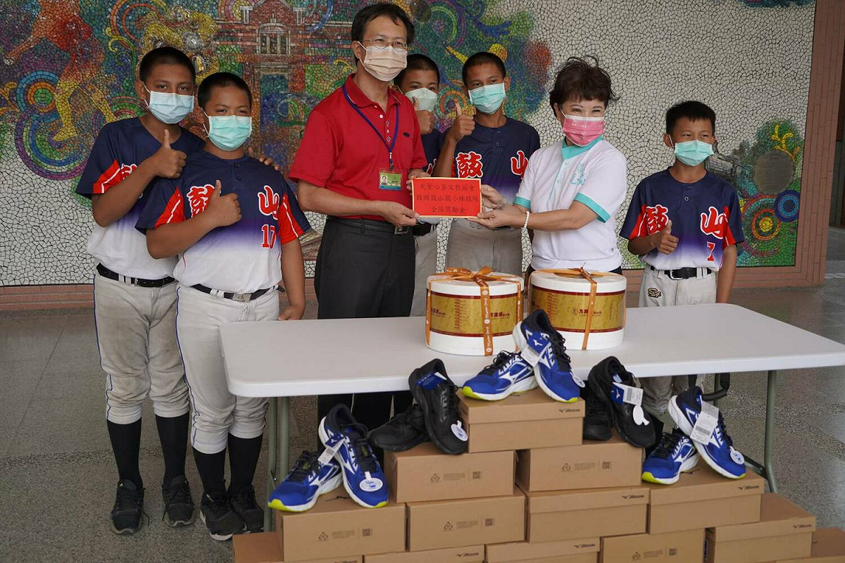 光覺心靈協會贈送鼓山國小棒球隊獎學金、球鞋與冰淇淋蛋糕。 圖：光覺心靈協會提供