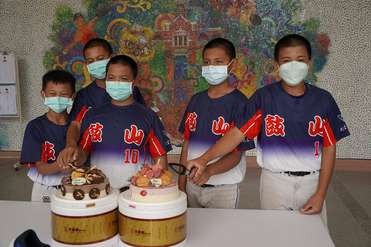 小球員高興切蛋糕。 圖：光覺心靈協會提供
