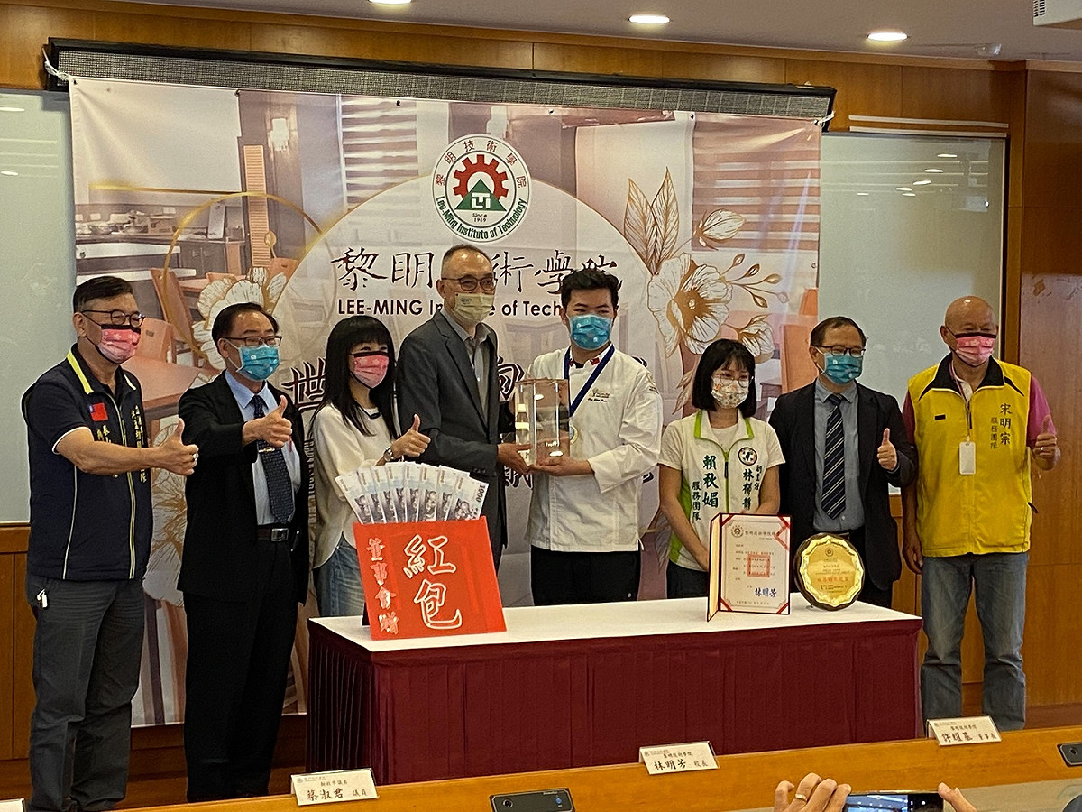 新北市副市長謝政達（左四）向徐紹桓祝賀。 圖：黎明技術學院提供