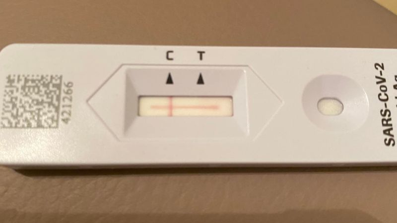 有網友求助，說他的快篩試劑結果，變成兩條線交叉垂直，讓大家紛紛笑翻「天國近了」。 圖／爆廢公社