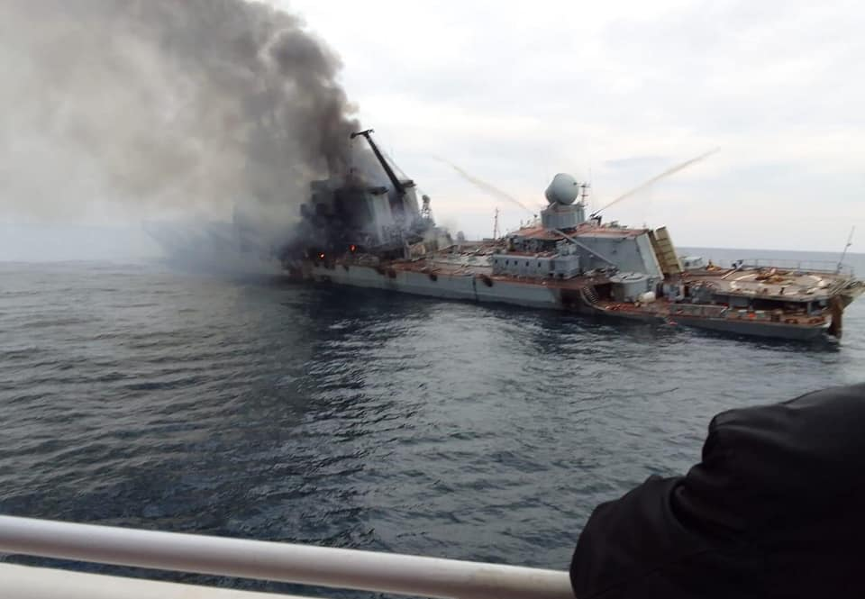 俄羅斯黑海艦隊旗艦「莫斯科號」遭烏克蘭2枚「海王星」反艦飛彈擊中，美媒報導靠的是美方提供的情報。 圖：翻攝俄羅斯國防部官網