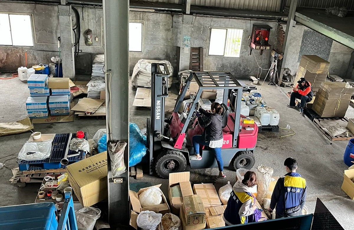 防檢局與雲林縣政府於地下工廠查緝情形。 圖：防檢局／提供
