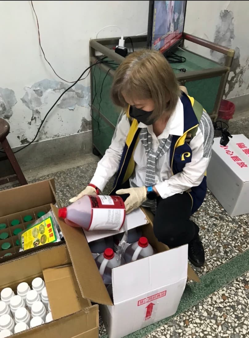 防檢局於農藥零售店查獲偽農藥。 圖：防檢局／提供