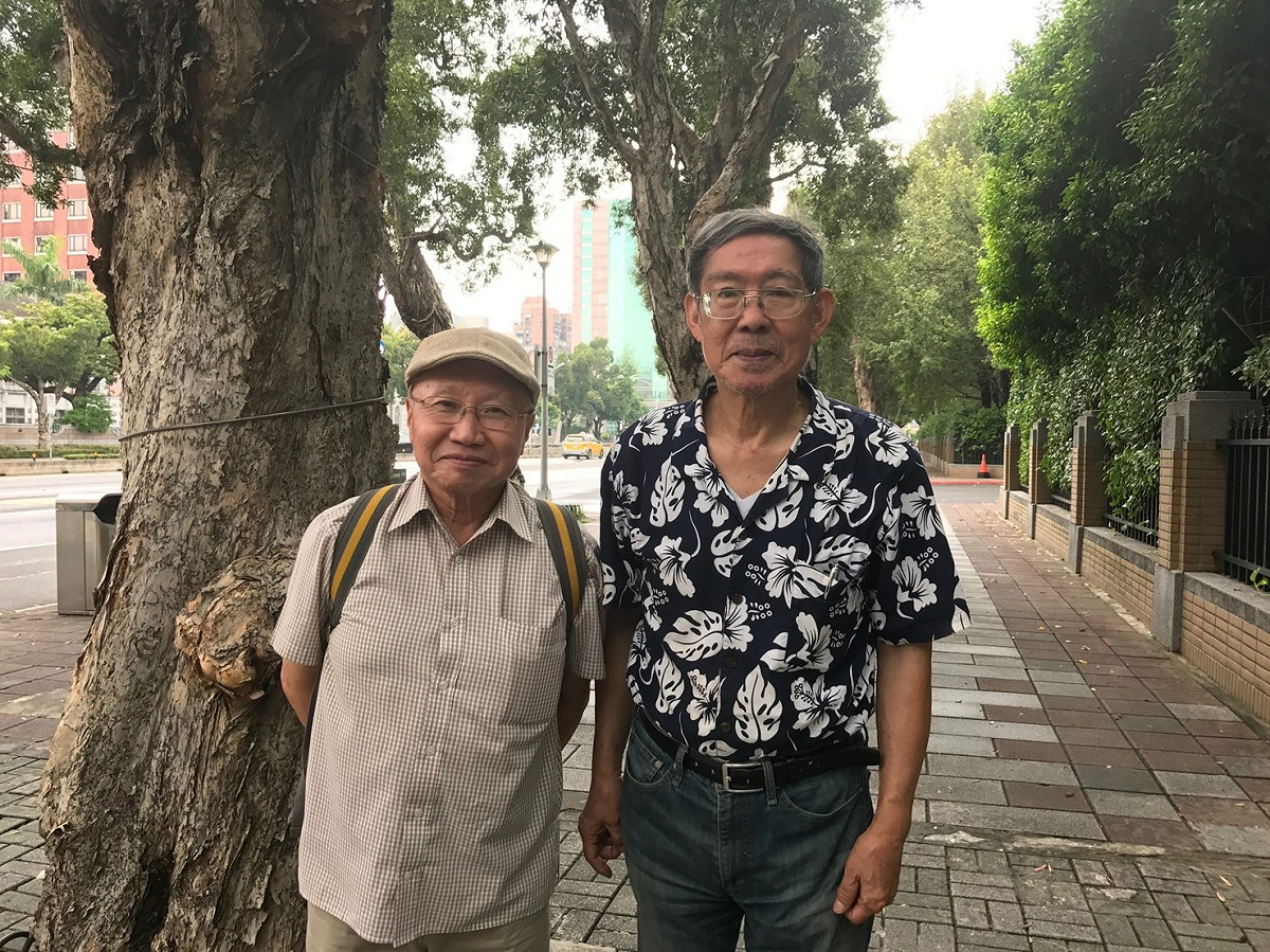 曾任台灣革命黨總書記洪哲勝與第二副總書記暨前立委陳昭南於2017年9月在行政院前合影。