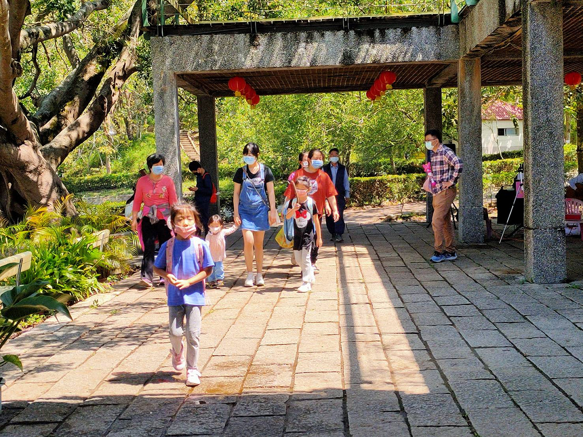 台南虎頭埤風景區推出母親節優惠，只要在母親節入園，媽媽本人就享半票40元優待、踩腳踏船另享的6折優惠。