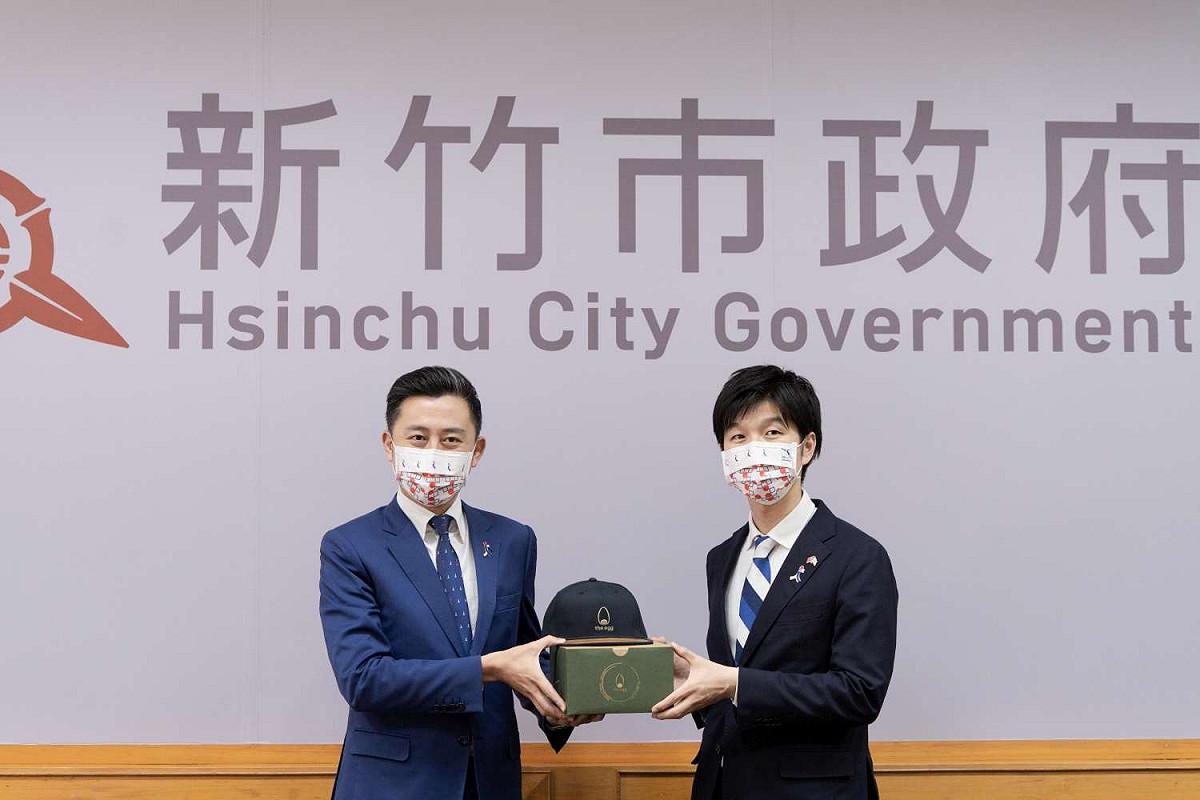 新竹市長林智堅致贈禮品感謝日本自民黨青年局局長代理鈴木憲（右）和眾議員。 圖：新竹市政府提供