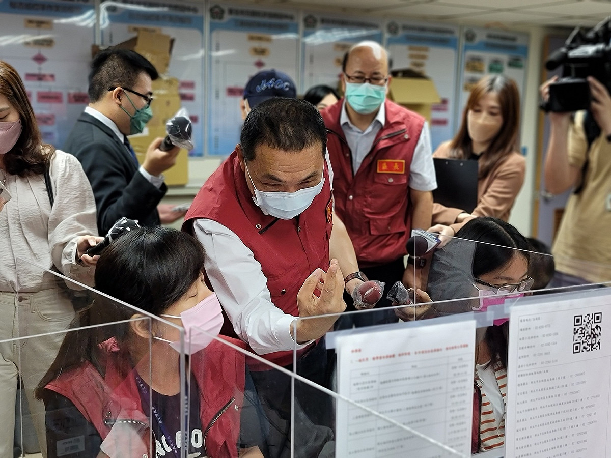 侯友宜訪視五股居家關懷中心運作情形。 圖：新北市民政局提供