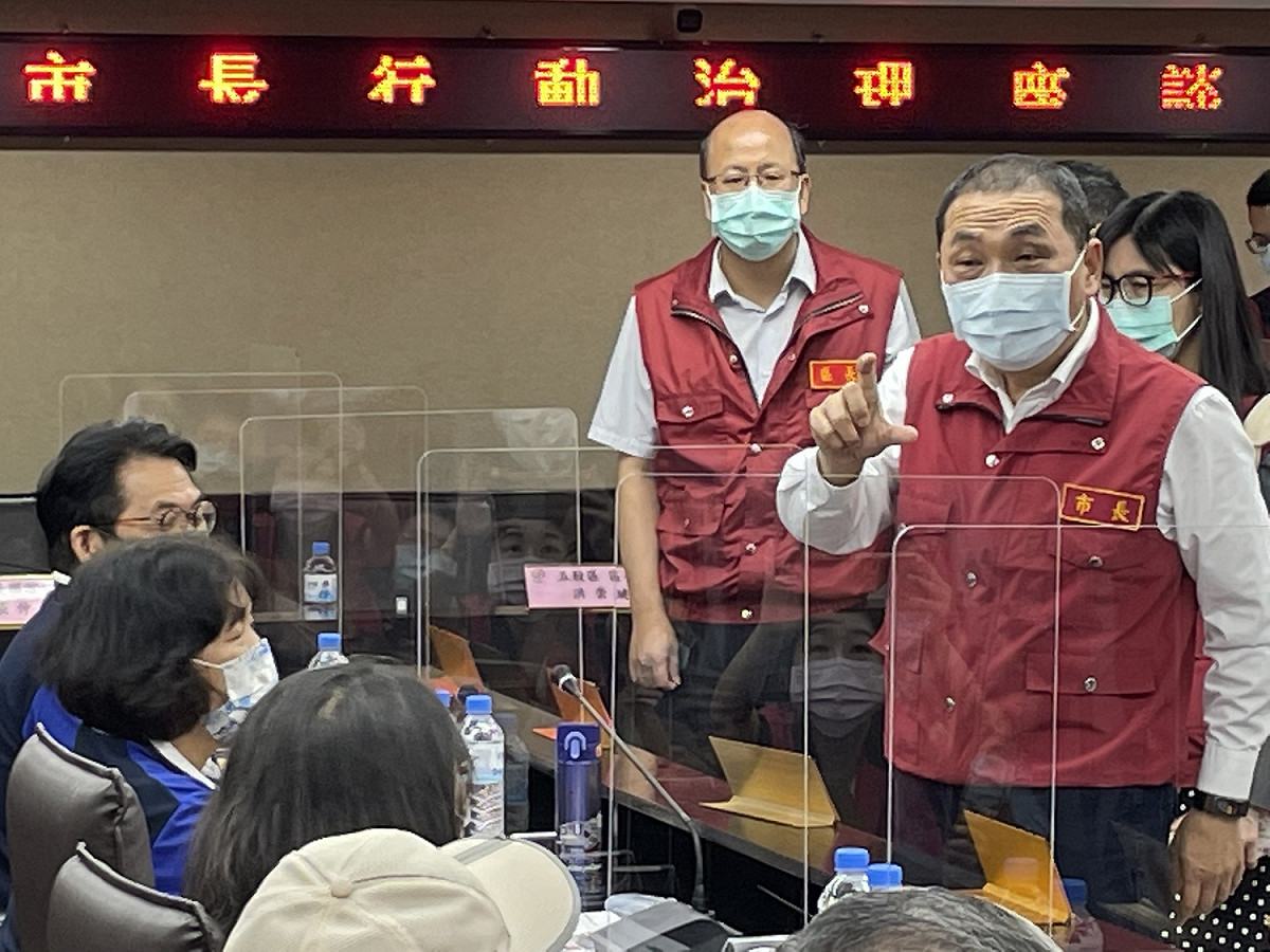 侯友宜提醒里長做好個人防疫守護健康。 圖：新北市民政局提供