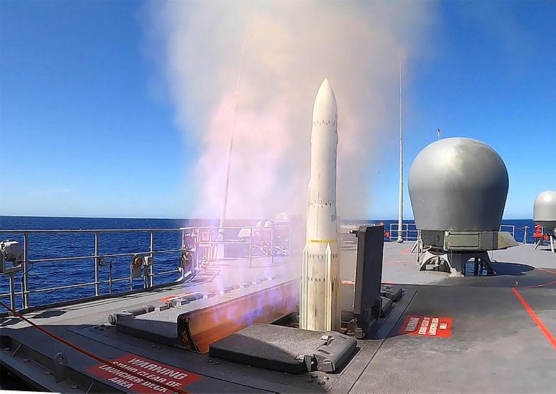 澳洲海軍「紐澳軍團級」巡防艦「阿倫塔號(FFH-151)」試射RIM-162進化型海麻雀飛彈。 圖：翻攝澳洲海軍官網