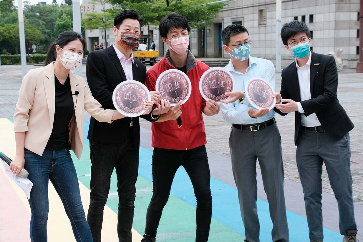 3名北市議員以及林昶佐也一同送給4枚一圓硬幣給吳崢，象徵著送吳崢「市議員」。 圖:吳崢臉書