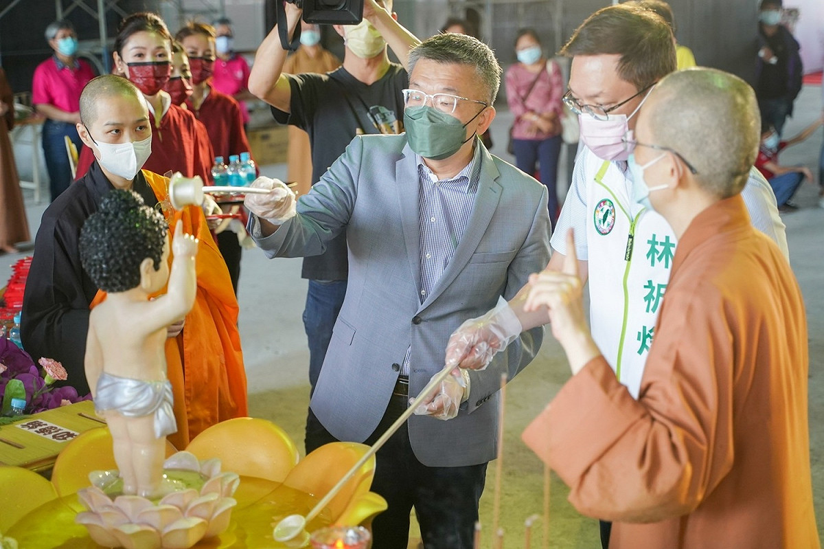 蔡其昌出席惠中寺佛誕節暨孝親報恩活動。 蔡其昌辦公室/提供