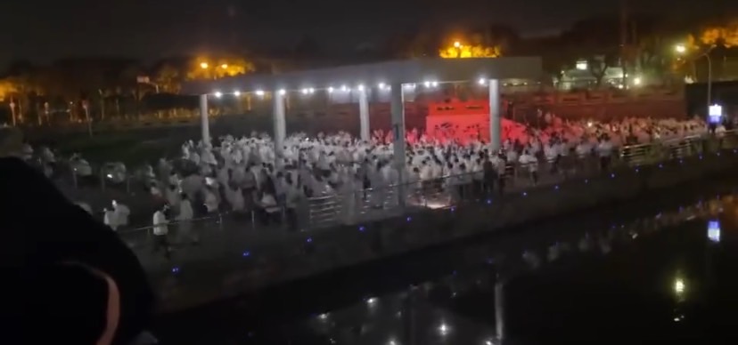 5 日社群平台卻傳出一段影片，廣達在上海子公司達豐電子工廠，數百名員工因無法忍受防疫限制，集體衝過隔離屏障發生衝突。 圖：擷取自@O8f0hthyz95pLwo推特