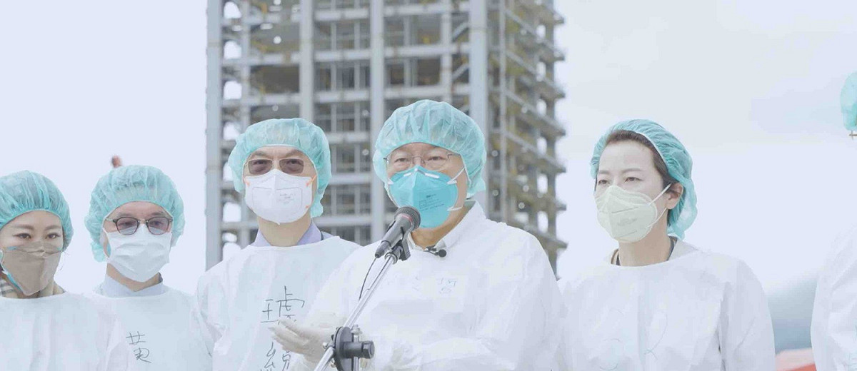 柯文哲視察車來速採檢站時，包含視一同察的官員與醫療團隊，幾乎全員穿著防護衣與N95口罩。 圖：翻攝自柯文哲臉書