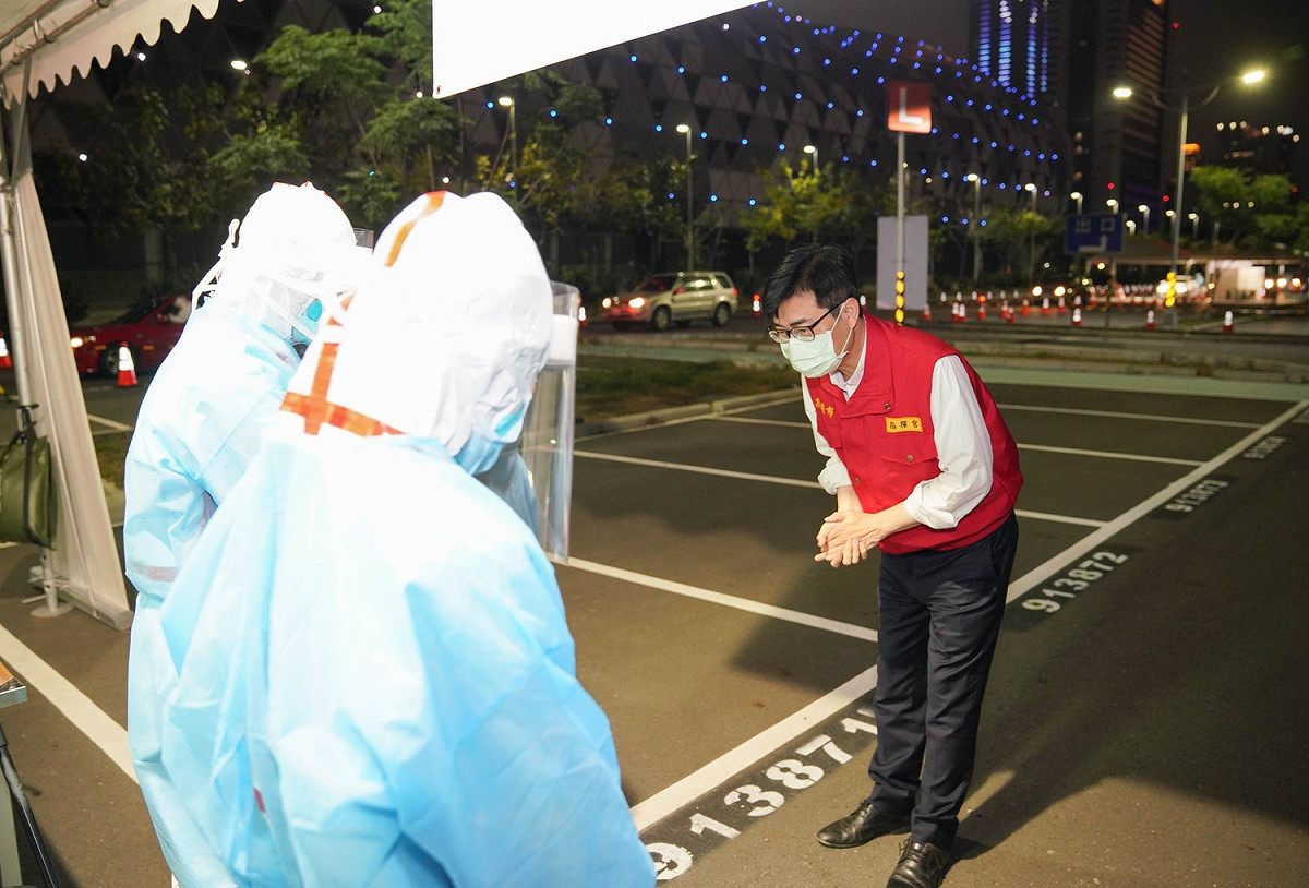 高雄市長陳其邁於昨（6）日戴上口罩視察「車來速採檢站」。 圖：翻攝自陳其邁臉書