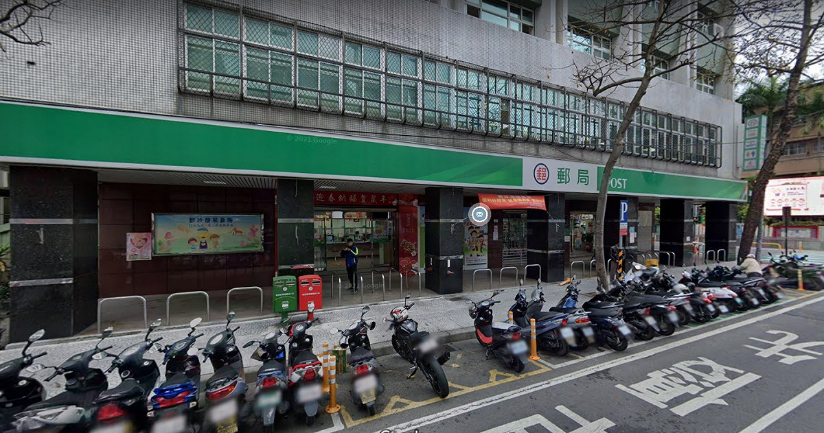 針對桃園地區傳出30名郵差確診，中華郵政進行說明（圖為桃園成功路郵局）。 圖：翻攝自Google Maps（資料照）