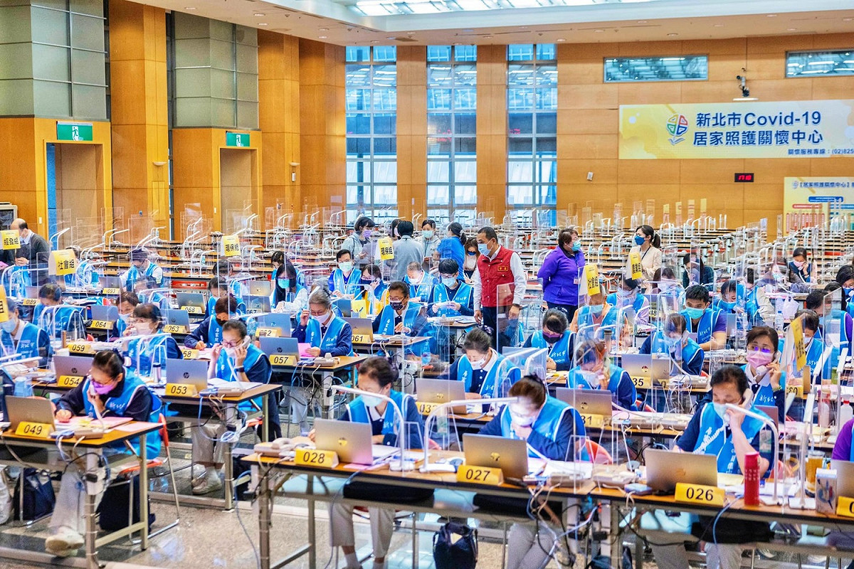 侯友宜視察居家照護關懷中心，表示每天新北市都會接到上千通電話詢問防疫，並感謝防疫志工們嚴陣以待。 圖：翻攝自侯友宜臉書