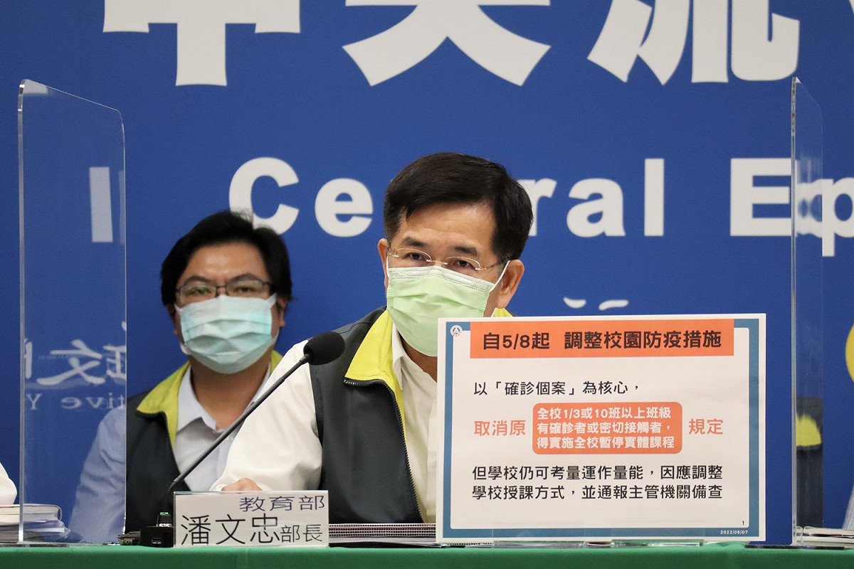教育部長潘文忠說明最新校園停課標準。 圖：中央流行疫情指揮中心／提供