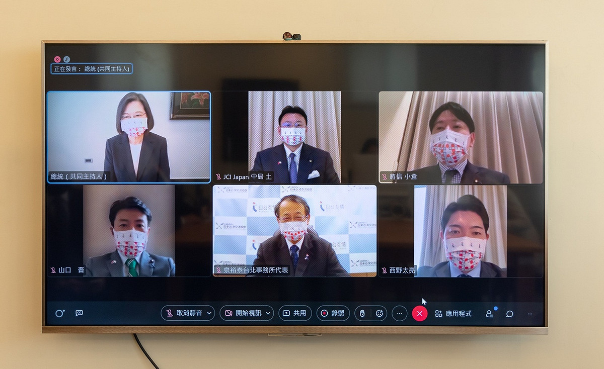 總統蔡英文6日與日本自民黨青年局團員視訊 圖：總統府提供