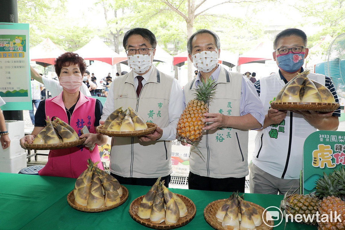 鳳梨、竹筍行銷列車來到最後一站龍崎區，由台南市長黃偉哲等人揭開序幕。 圖：黃博郎／攝
