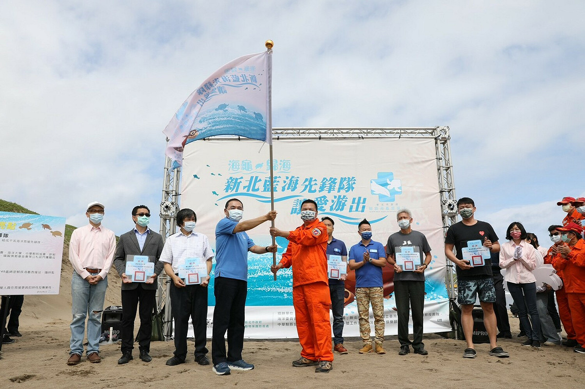 侯友宜授旗藍海先鋒隊。 圖：新北市動保處提供