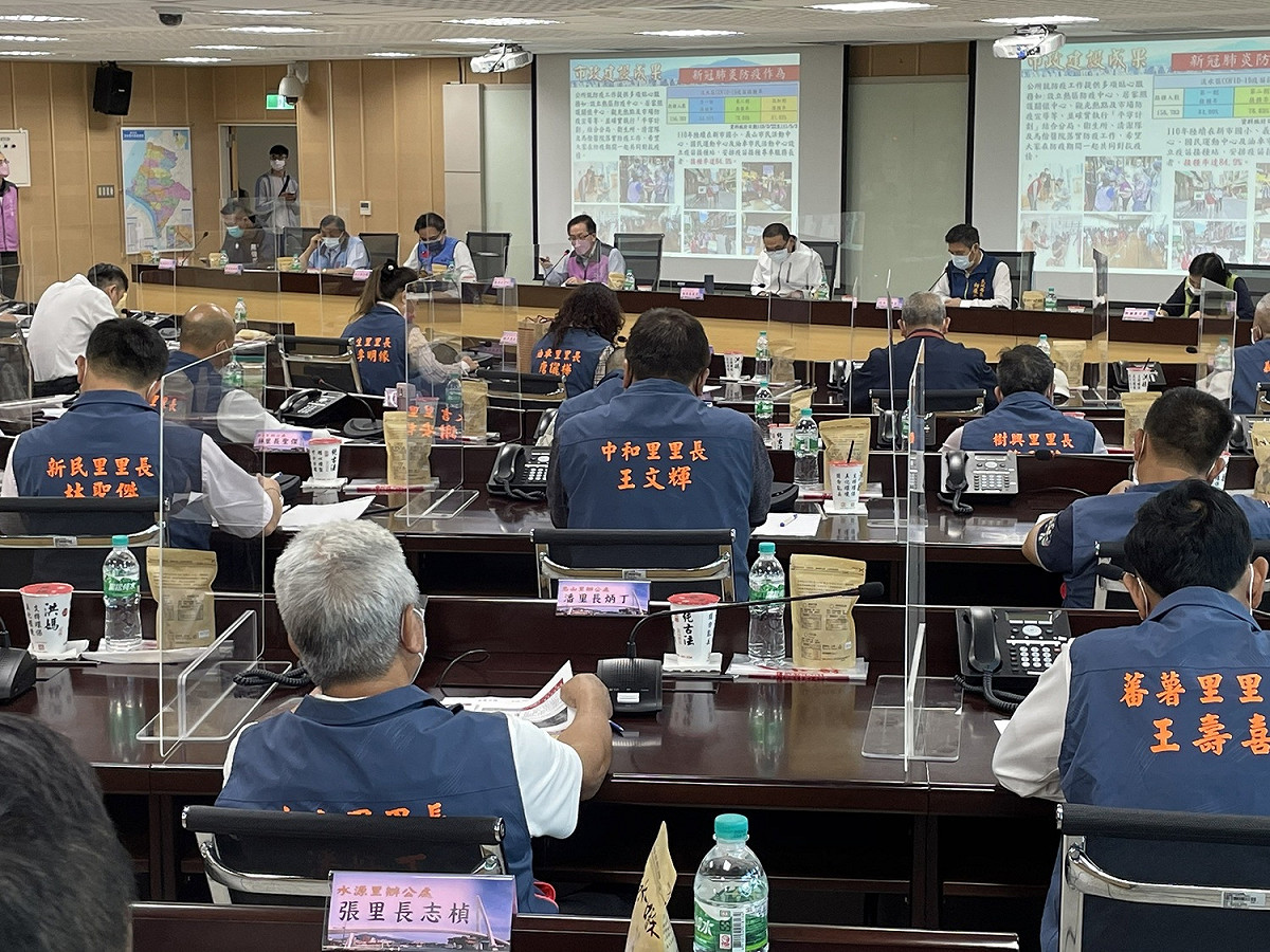 會中就淡江大橋通車後整體規劃、淡北道路行政院遲未核定、市場設置、人本交通與道路、易積淹水地區改善及輕軌老街路線等議題，進行追蹤與討論。 圖：新北市民政局提供