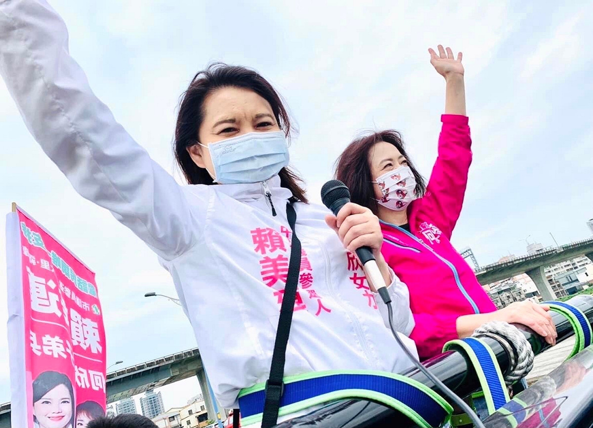 即使穿了長袖，何欣純在揮手向市民致意時，還是會露出半截手臂，也因而曬傷。 何欣純/提供