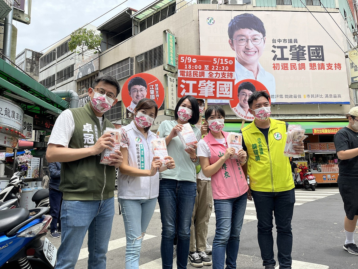 正國會5位市議員及參選人齊聚市場為居隔中的江肇國拉票。  江肇國/提供