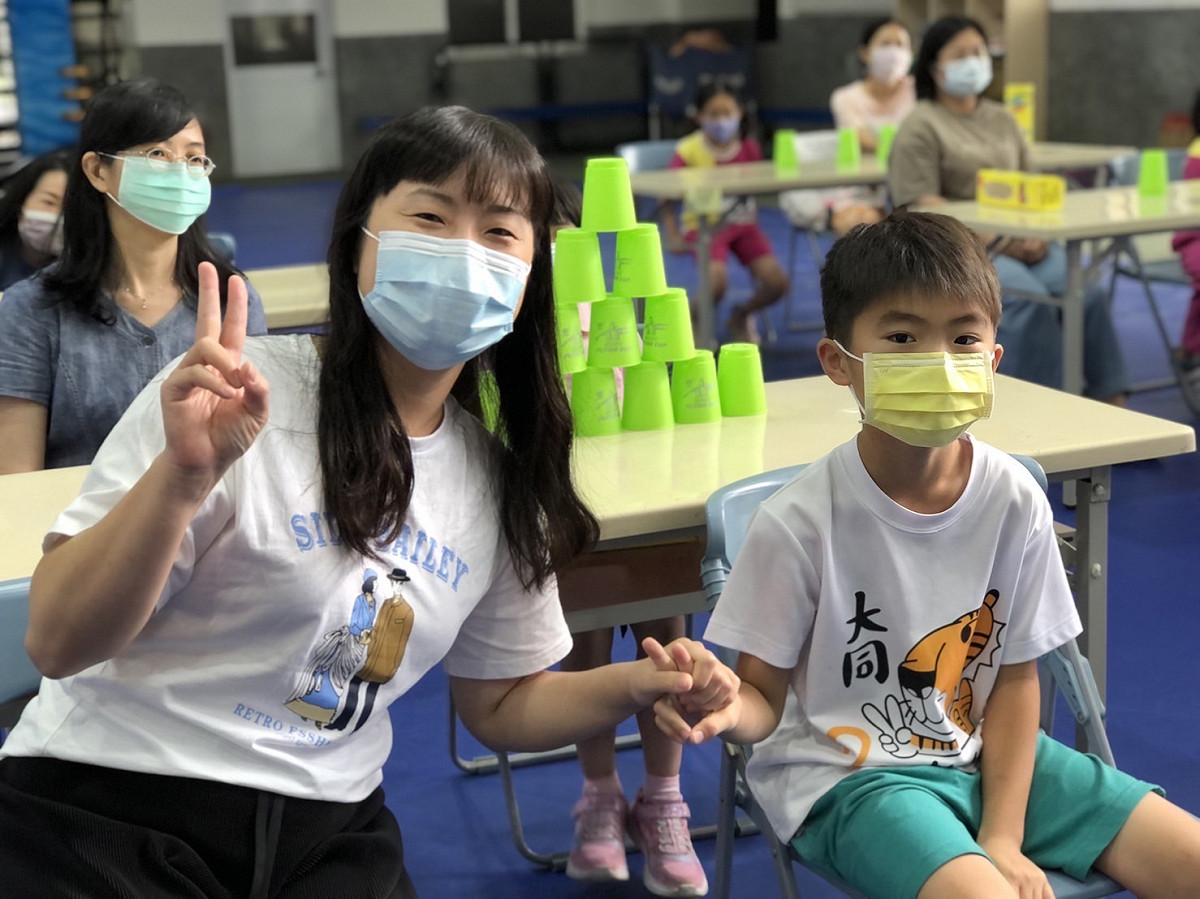 嘉義市大同國小舉辦親子疊杯比賽，陪媽媽歡度母親節。 圖：嘉義市大同國小/提供