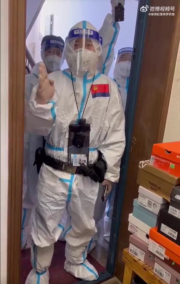 微博帳號「玻璃缸裡做夢的魚」分享一段影片指出，上海出的新防疫規定是同層連坐。一層只要有發現一個陽性者，同一層所有人都要被帶走隔離。 圖：翻攝自微博