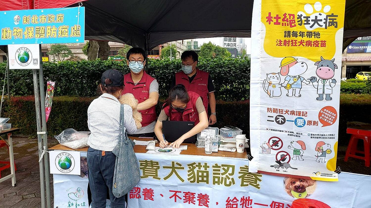 新北新動保處在林口扶輪公園舉辦「媽媽知我心，寵毛孩一起幸福」認養活動。 圖：新北市動保處提供