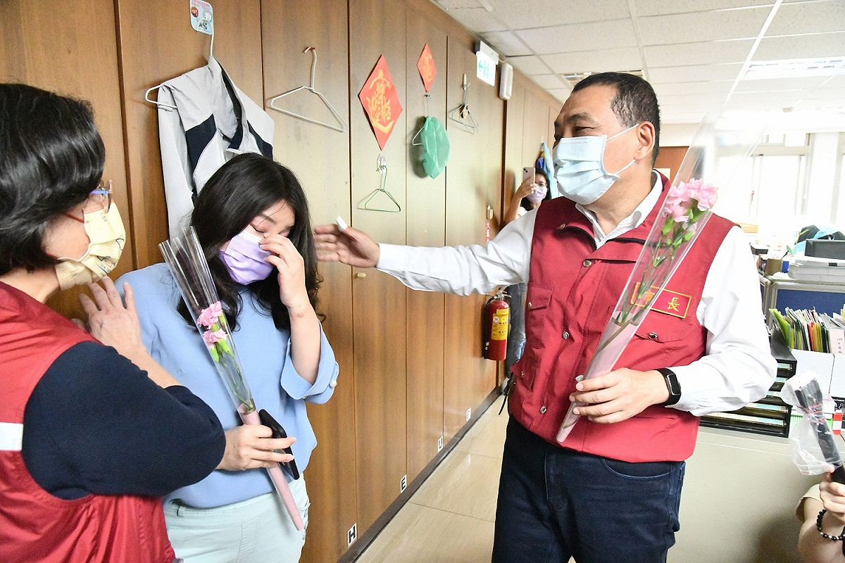 板橋衛生所護理長吳瑋珊也向侯友宜反映第一線執行過程遇到的問題，情不自禁落淚。 圖：新北市新聞局提供