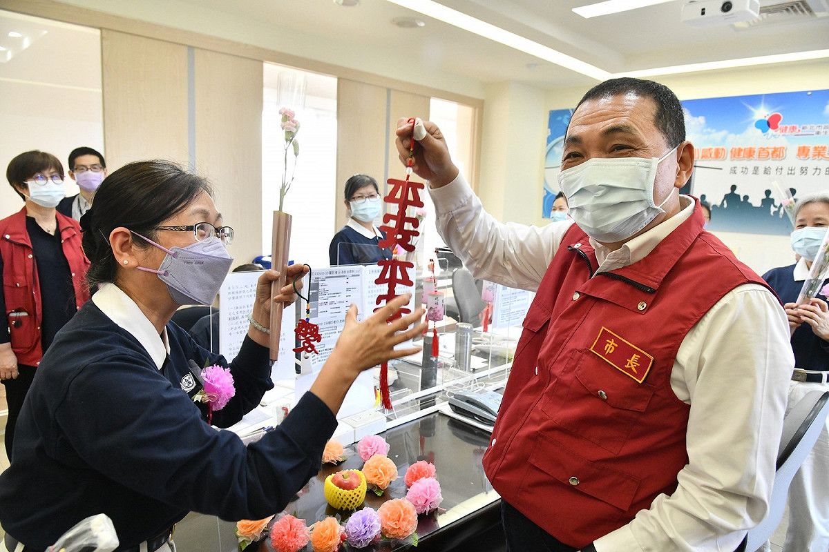 侯友宜為假日佳節仍堅守在第一線的醫護及公衛同仁加油打氣。 圖：新北市新聞局提供