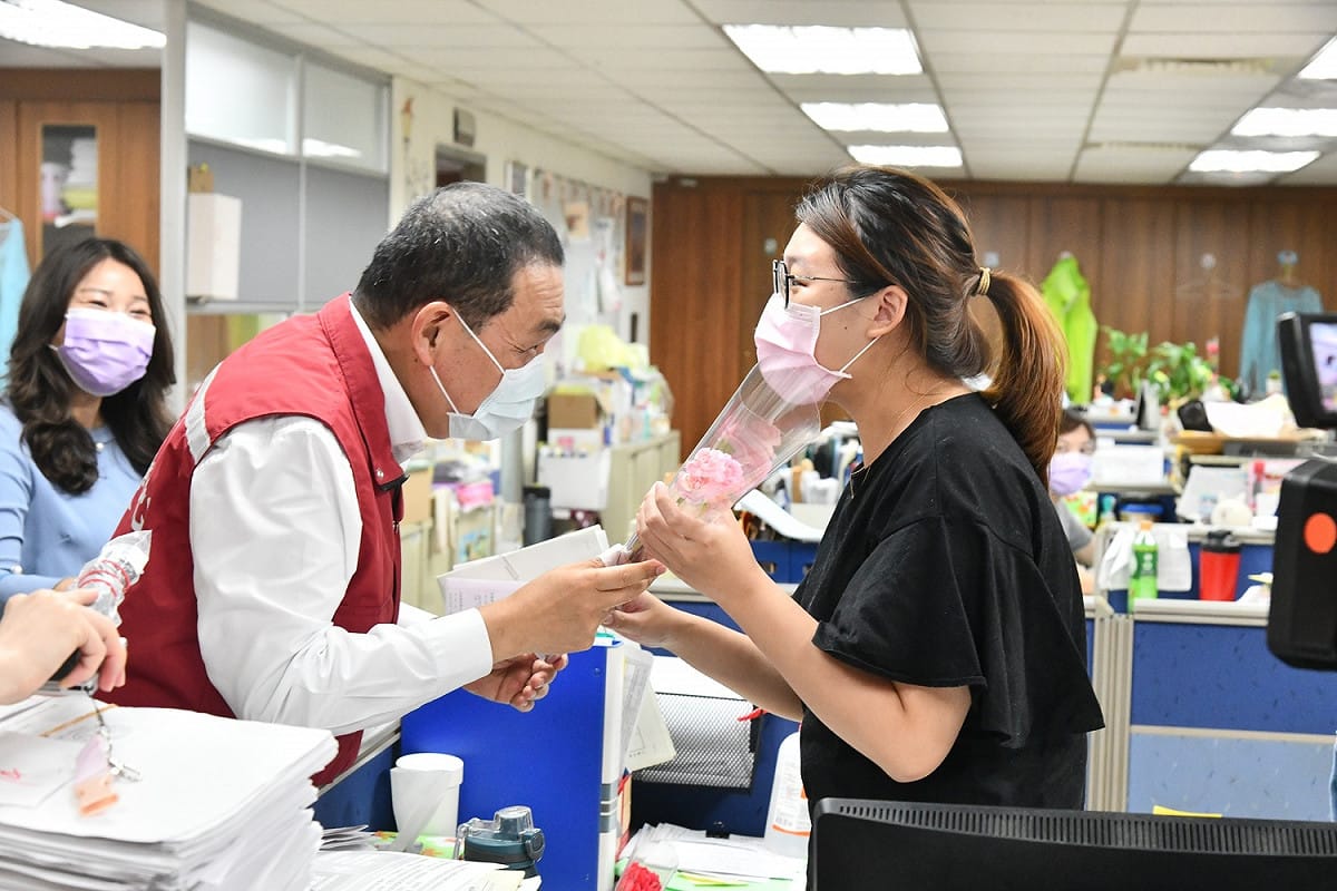 適逢母親節，新北市長侯友宜慰問衛生局及衛生所第一線同仁。 圖：新北市新聞局提供