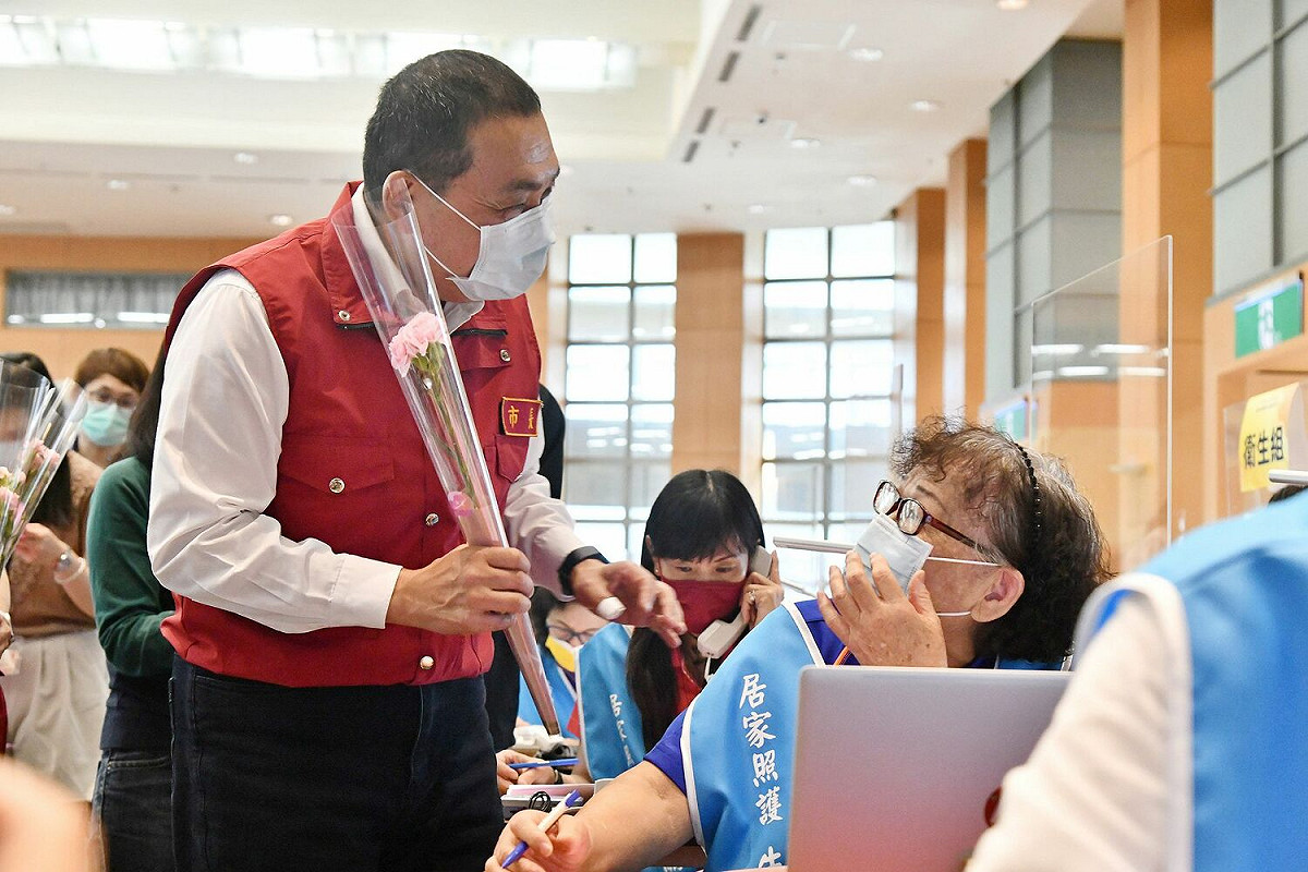 今年73歲的劉寶銖，有感疫情爆發人力吃緊，義不容辭加入接線志工行列。 圖：新北市新聞局提供